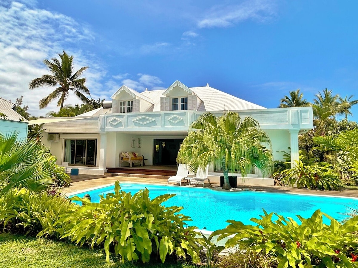 Piscine extérieure et terrasse de la Villa au cœur de l'Ermitage